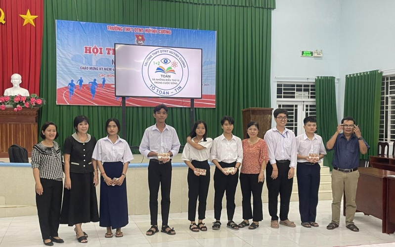 Tổ Toán _Tin tổ chức sinh hoạt Câu lạc bộ Toán học